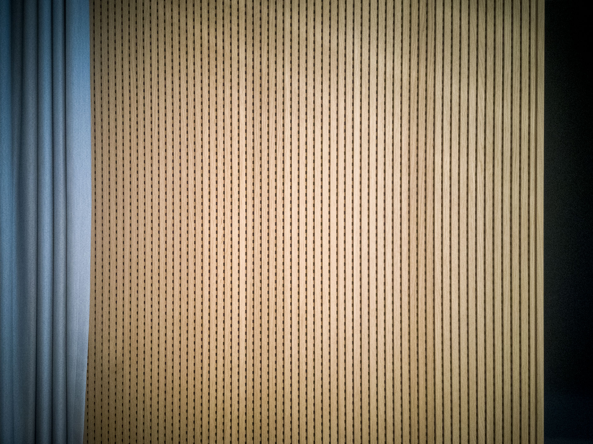 TRIKUSTIK_Fröschl-Haus_NUTFORM_LAMELLE_S12N4-B_Eiche-furniert-(10)