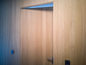 TRIKUSTIK_Fröschl-Haus_NUTFORM_LAMELLE_S12N4-B_Eiche-furniert-(11)