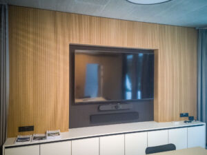 TRIKUSTIK_Fröschl-Haus_NUTFORM_LAMELLE_S12N4-B_Eiche-furniert-(9)