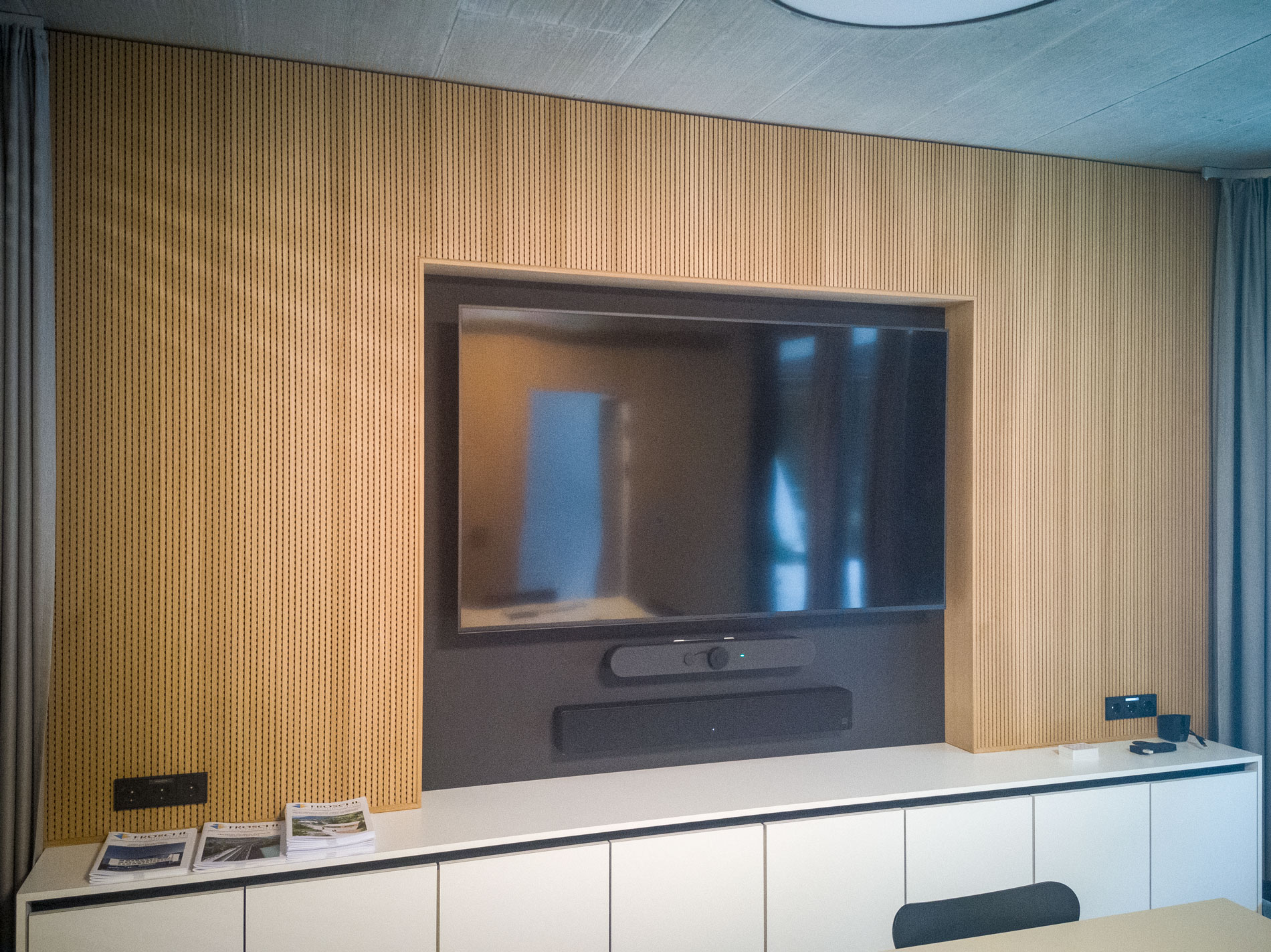 TRIKUSTIK_Fröschl-Haus_NUTFORM_LAMELLE_S12N4-B_Eiche-furniert-(9)