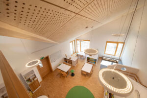 TRIKUSTIK Akustikdecke im Kindergarten aus Massivholz gelocht