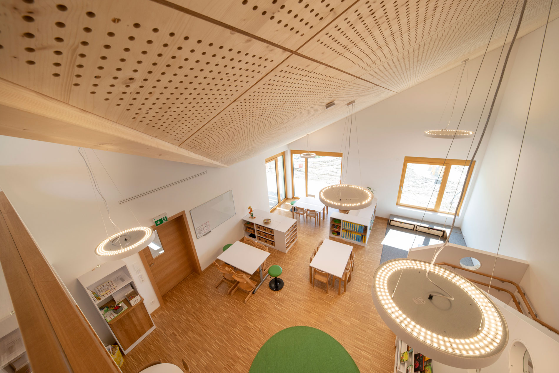 TRIKUSTIK Akustikdecke im Kindergarten aus Massivholz gelocht